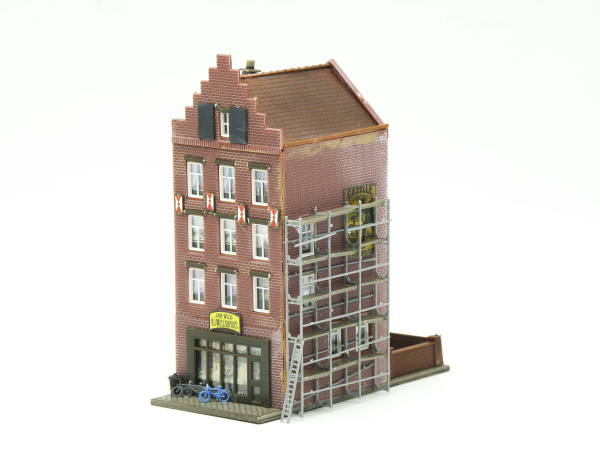 Stadshuis met winkel