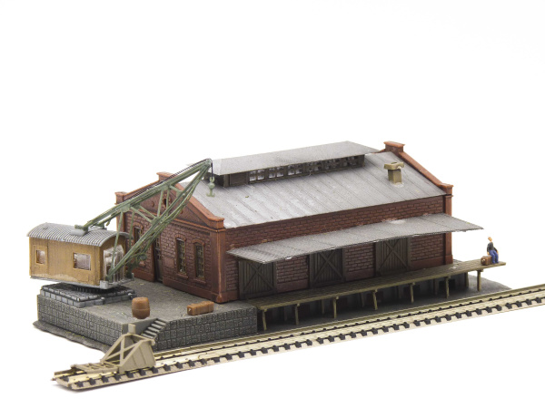 Goederenloods met hijskraan