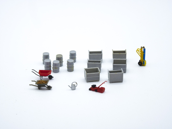 Containers, vaten, acetyleen flessen, kruiwagens en grasmaaier
